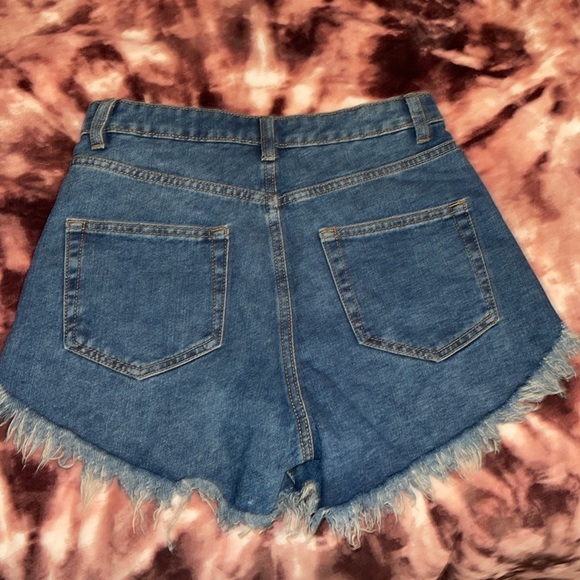 Ripped wild fable Jean shorts with 3 buttons instead of zipper. - Picture 2 of 3